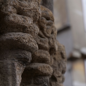 Volutes de pierres sur un mur - France  - collection de photos clin d'oeil, catégorie clindoeil
